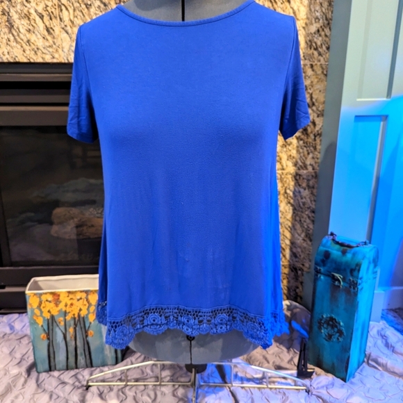 Blue tee with crochet bottom - L - Picture 1 of 2